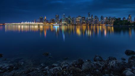 Serene Cityscape at Dusk wallpaper