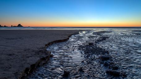 Tranquil Sunset Over Ocean Shoreline wallpaper