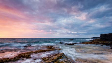 Serenity at the Coastal Horizon wallpaper