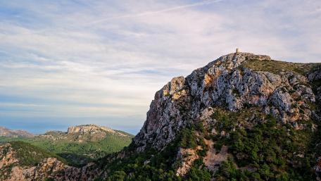 Majestic Mountain View in 4K Depths of Nature wallpaper