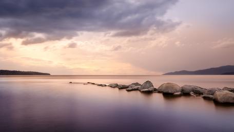 Tranquil Horizon Over Calm Waters wallpaper