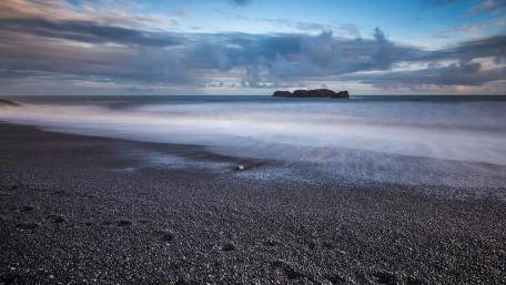 Serene Island Horizon at Dusk wallpaper