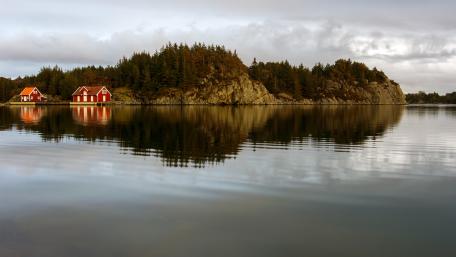 Tranquil Lakeside Reflection of Red Houses wallpaper