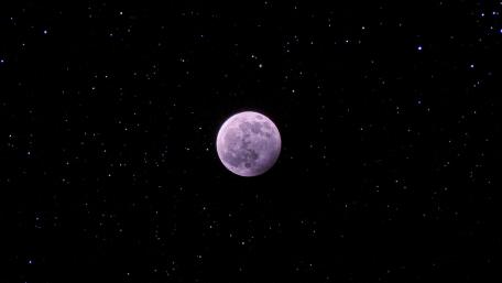 Lunar Brilliance in the Night Sky wallpaper