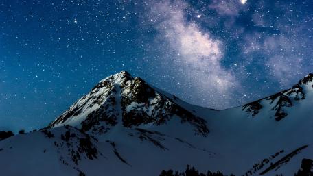 Starry Alpine Majesty under Cosmic Veil wallpaper