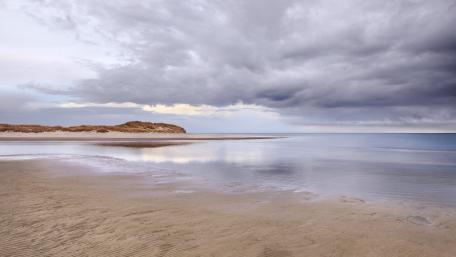 Tranquil Horizon Under Cloudy Skies wallpaper