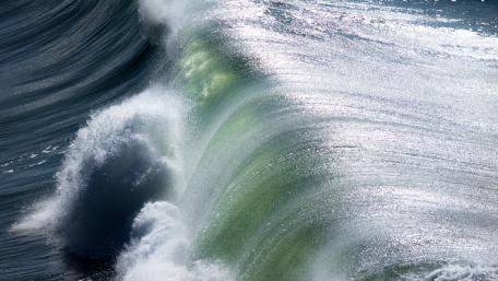 Majestic Ocean Wave in 4K Resolution wallpaper