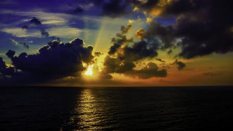 Breathtaking Sunset Over Tranquil Sea Waves wallpaper