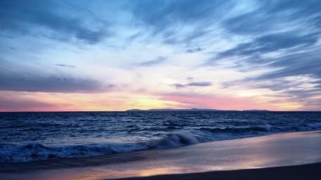 Serene Horizon at Dusk Over the Sea wallpaper