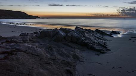Serene Beach Horizon at Dusk wallpaper
