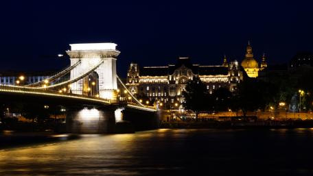 Chain Bridge and Gresham Palace wallpaper
