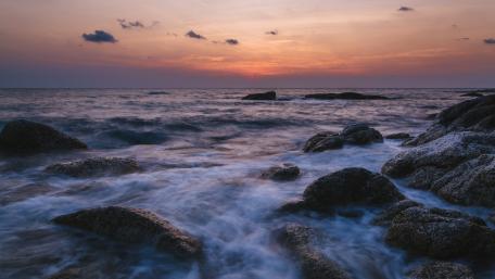 Tranquil Afterglow Over Serene Sea Waves wallpaper