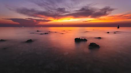 Serene Sunset Over Tranquil Sea Waters wallpaper