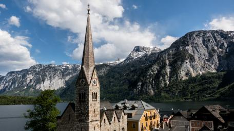 Church in Hallstatt wallpaper