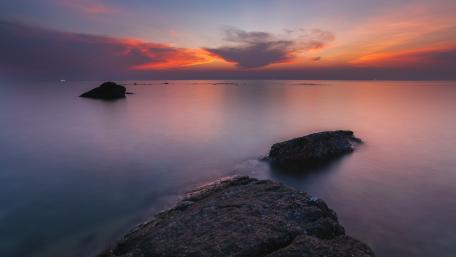 Tranquil Sunset Over the Ocean Shore wallpaper