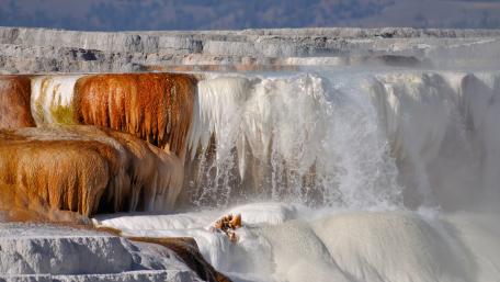 Majestic Hot Springs Splendor wallpaper