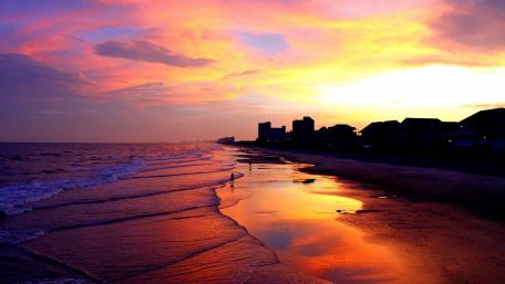 Vibrant Sunset Over Sandy Beach wallpaper