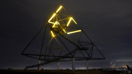 Tetraeder by night wallpaper
