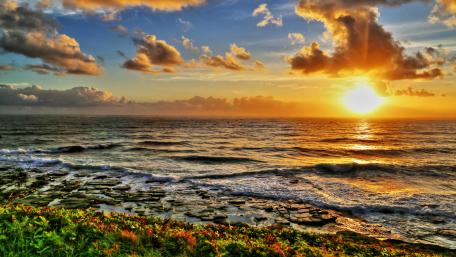 Golden Sunset Over Ocean Waves wallpaper