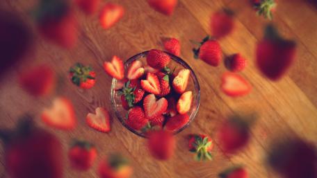 Juicy Strawberries in a Vibrant Display wallpaper