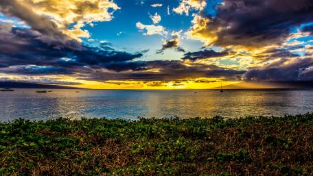 Vibrant Coastal Sunset Over the Horizon wallpaper