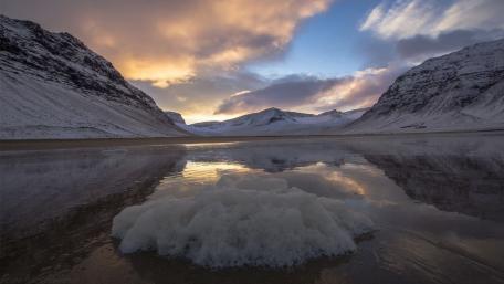 Serene Winter Reflection in Mountain Lake wallpaper
