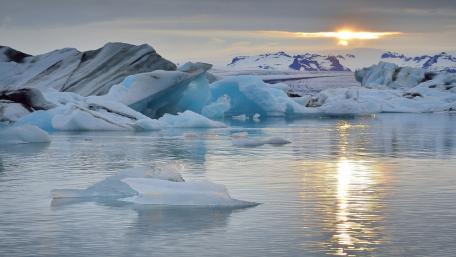Glacial Serenity at Dawn wallpaper