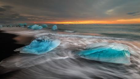 Frozen Beauty at the Edge of the Sea wallpaper