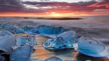 Frozen Beauty at Dusk wallpaper