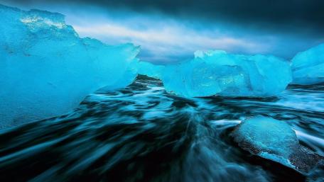 Icebergs in Arctic Ocean wallpaper