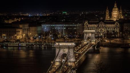 Chain Bridge and Gresham Palace wallpaper