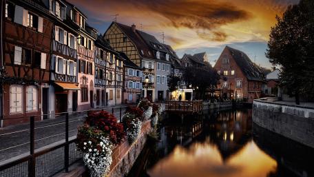 Charming Canal Side in an Enchanting Cityscape wallpaper