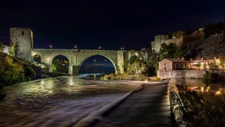 Enchanting Nightscape of a Historic City Bridge wallpaper