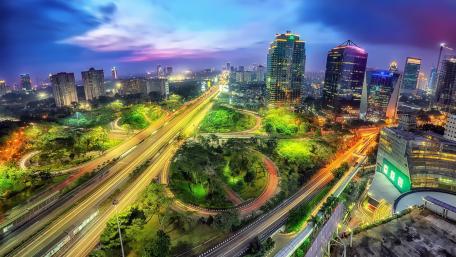 Vibrant Cityscape at Dusk with Lively Traffic Amidst Urban Life wallpaper