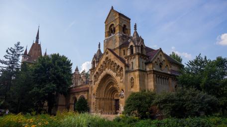 Majestic Architecture in the Heart of the City wallpaper