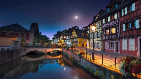 Charming Night in a Historic Cityscape wallpaper