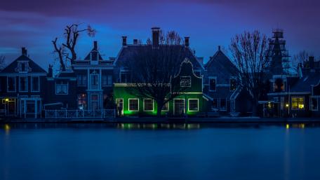 Twilight Serenity Over Charming Houses wallpaper