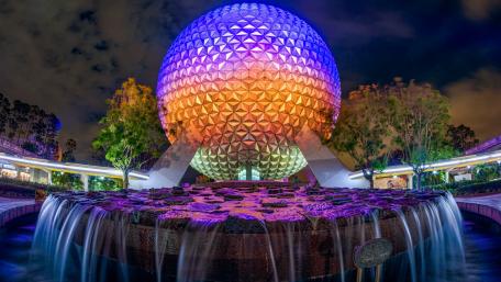 Sphere Illuminated Fountain in a Vibrant Cityscape wallpaper