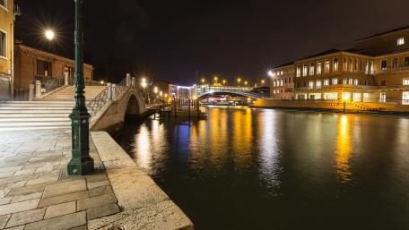 Serene Night Reflections in a Beautiful Cityscape wallpaper