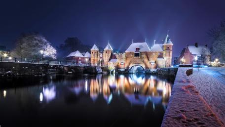 Koppelpoort city gate by night wallpaper