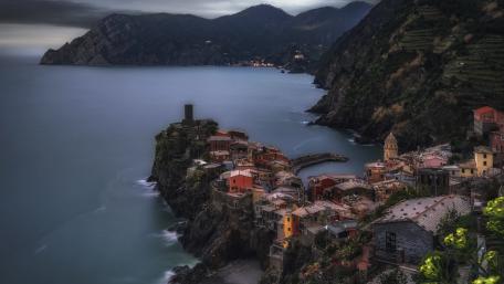 Vernazza bay at dusk wallpaper