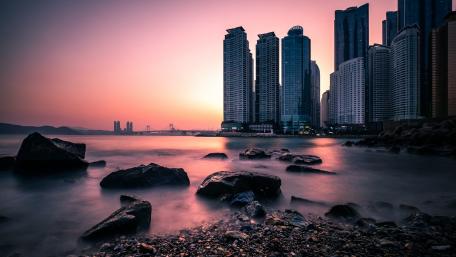 Majestic Purple Cityscape at Dusk wallpaper