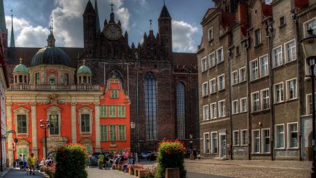 Stunning Historic Architecture in a Vibrant City Scene wallpaper