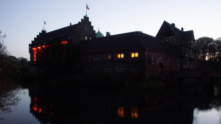 Wasserschloss Witringen in the evening wallpaper