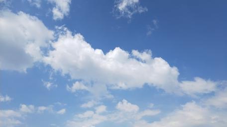 Azure Serenity in 4K Skies wallpaper