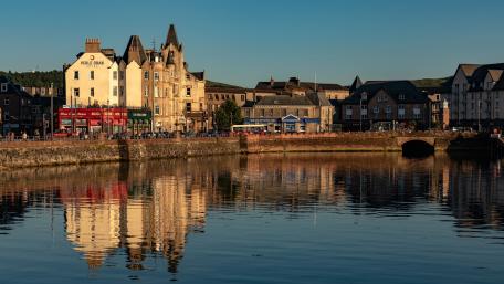 Charming Cityscape Reflections in Calm Waters wallpaper