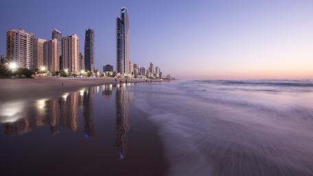 Serene City Reflections at Dusk wallpaper
