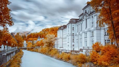 Autumn Serenity in the Cityscape wallpaper