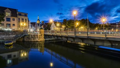 Serene Cityscape at Night wallpaper
