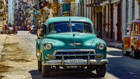 Vintage cars on the road from Cuba Havanna wallpaper